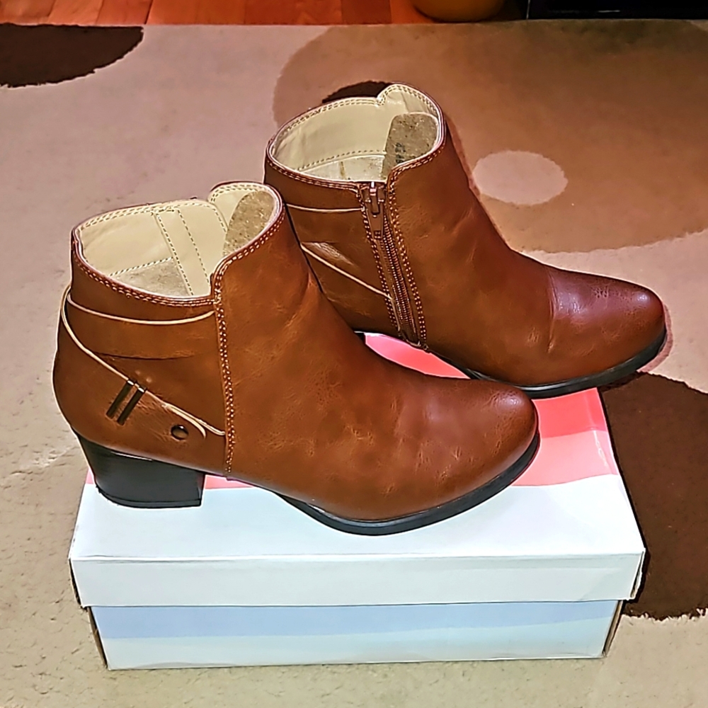 Naturalizer  leather ankle booties